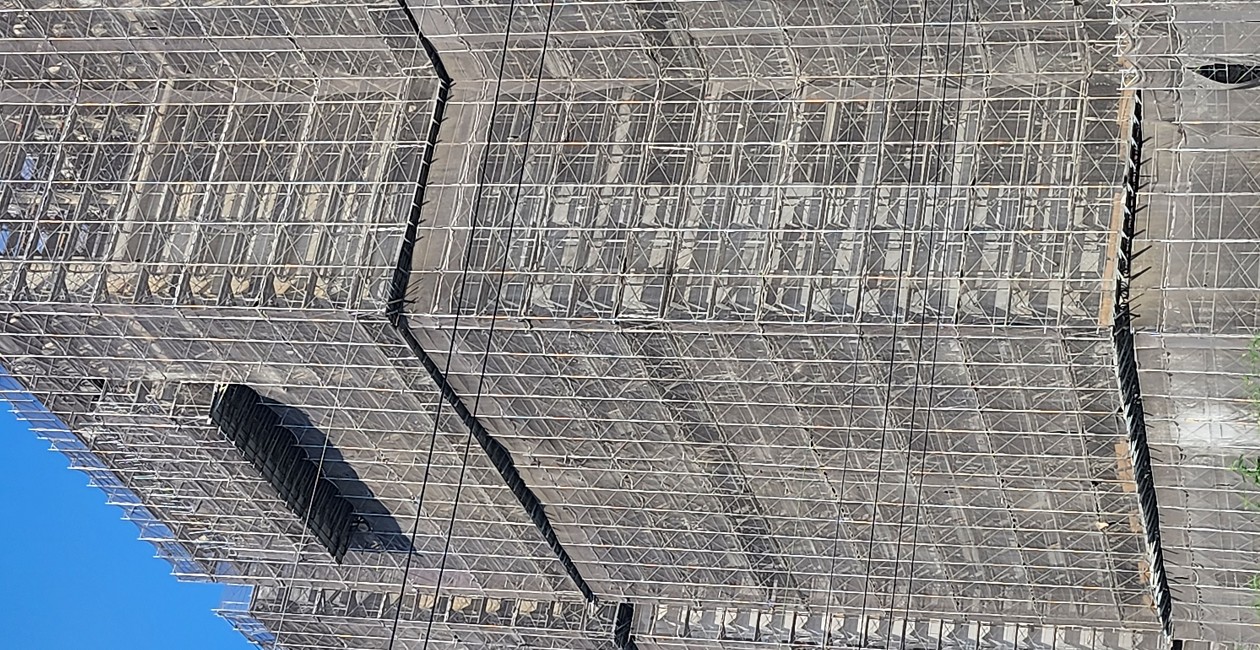 鄭氏鷹架在高雄市區進行高樓層建築的施工架搭設