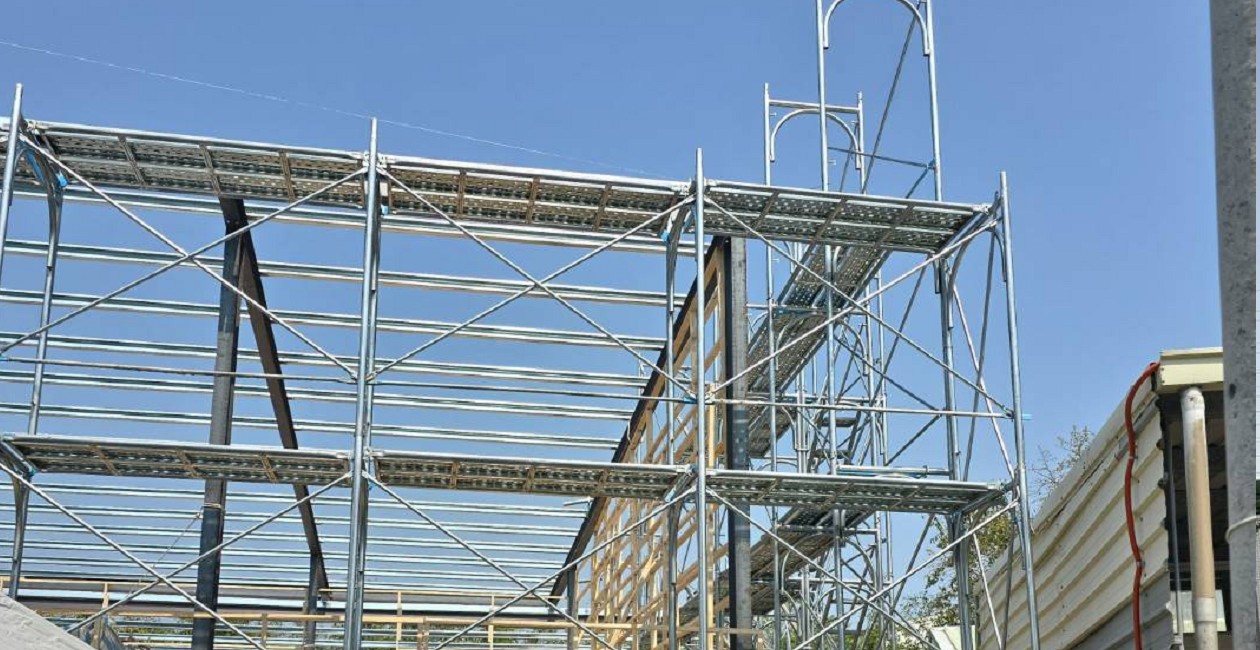 專業技師進行高雄鷹架租賃後的搭設作業