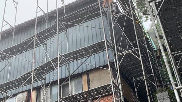 高雄橋下作業鷹架